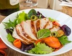 Салат с острой курицей и маринованными овощами