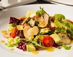 Салат с шампиньонами, авокадо и хрустящим беконом